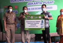 Indomaret Bagikan 700 Paket Sembako ke Warga RW 01 Rawasari Camat Cempaka Putih, Andri Ferdian Menerima Bantuan Sanitazi dan Paket Sembako dari Indomaret