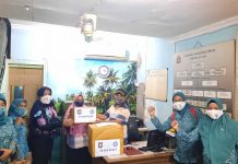 Lurah Atik Bagikan Masker di Wilayah Galur