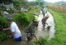 Bersihkan Sungai, Koramil Tipe B 0808/02 Garum Gandeng Warga Binaan