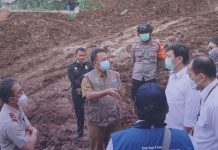 Cek Lokasi Longsor Sumedang, Surya Tjandra Serahkan Bantuan Kolektif