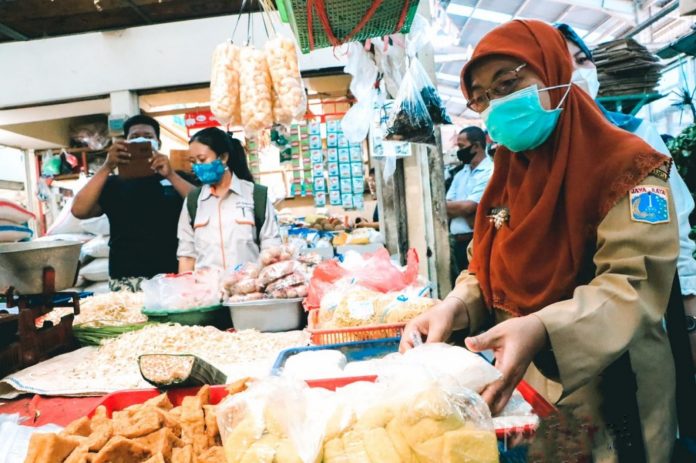 Plt Kasudin KPKP Jakpus, Mujiati mengecek ketersediaan Tahu Tempe di Pasar Gondangdia Plt Kasudin KPKP Jakpus, Mujiati mengecek ketersediaan Tahu Tempe di Pasar Gondangdia
