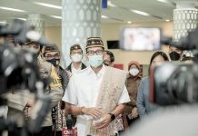 Sandiaga Cek Penerapan Prokes di Bandara Internasional Komodo