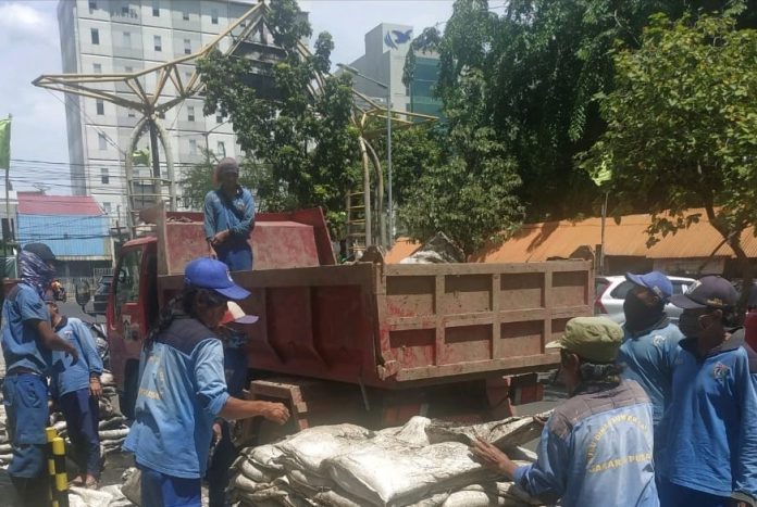 Satgas SDA Kecamatan Sawah Besar Kuras Lumpur Gereja Ayam Pasar Baru Satgas SDA Kecamatan Sawah Besar Kuras Lumpur Gereja Ayam Pasar Baru