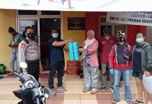 Sudin Sosial Jakpus Serahkan 783 Paket Makanan Untuk Korban Banjir