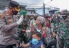 Cek Prokes Pasar Kemayoran, Kapolres Bagikan Masker Gratis