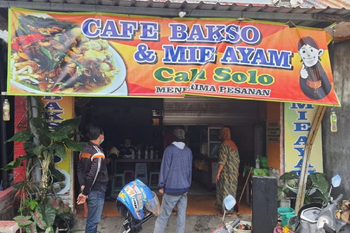1614006979-picsay Ruko pedagang bakso dan mie ayam cah solo Di kompleks pertokoan grand rose Sidoarjo, Jawa Timur