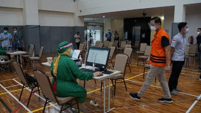Tersangka Kasus Bansos Juliari P Batubara Menerima Vaksin Covid-19 nsos Juliari P Batubara Menerima Vaksin Covid-19