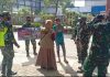 Ratusan Warga Terjaring Razia Yustisi Dihukum Nyapu Taman Tim Gabungan Penegakkan Disiplin melakukan penghadangan kepada pengendara yang tidak menggunakan masker saat gelar razia yustisi di depan Taman Edukasi Park Batulicin, kabupaten Tanah Bumbu, Kalsel