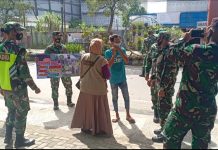 Ratusan Warga Terjaring Razia Yustisi Dihukum Nyapu Taman Tim Gabungan Penegakkan Disiplin melakukan penghadangan kepada pengendara yang tidak menggunakan masker saat gelar razia yustisi di depan Taman Edukasi Park Batulicin, kabupaten Tanah Bumbu, Kalsel