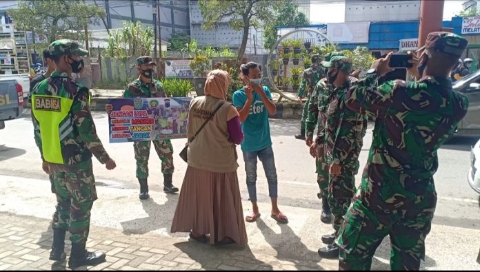 Tim Gabungan Penegakkan Disiplin melakukan penghadangan kepada pengendara yang tidak menggunakan masker saat gelar razia yustisi di depan Taman Edukasi Park Batulicin, kabupaten Tanah Bumbu, Kalsel