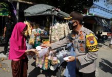 Antisipasi Covid-19, Kapolres Kediri Blusukan Bagi-bagi Masker di Pasar