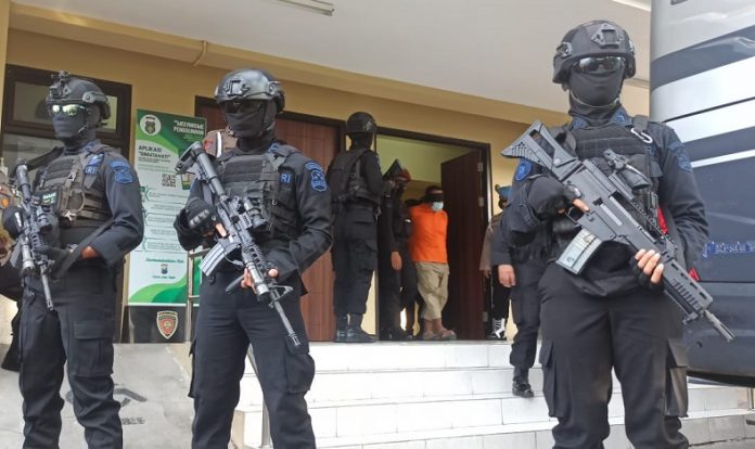 22 Terduga Teroris dipindahkan oleh Tim Densus 88 Anti Teror 22 Terduga Teroris dipindahkan oleh Tim Densus 88 Anti Teror
