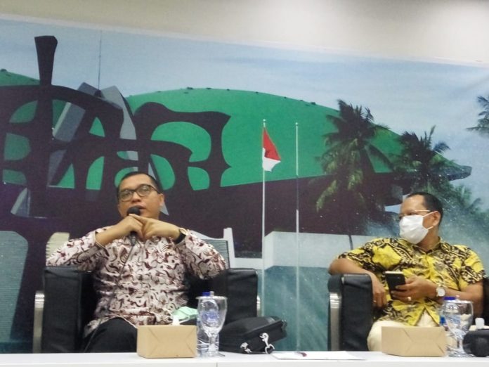 Ahmad Badowi bersama Direktur Eksekutif Indonesia Institute Karyono Wibowo