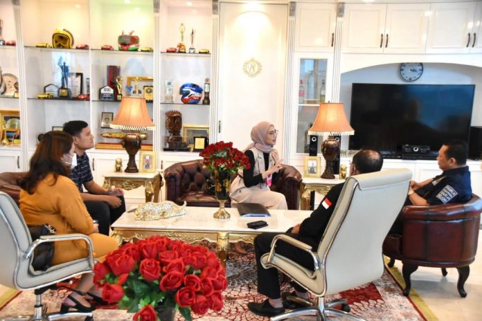 Bambang Soesatyo berbincang dengan Staf Khusus Presiden RI Bidang Sosial, Angkie Yudistia membahas Komisi Disabilitas