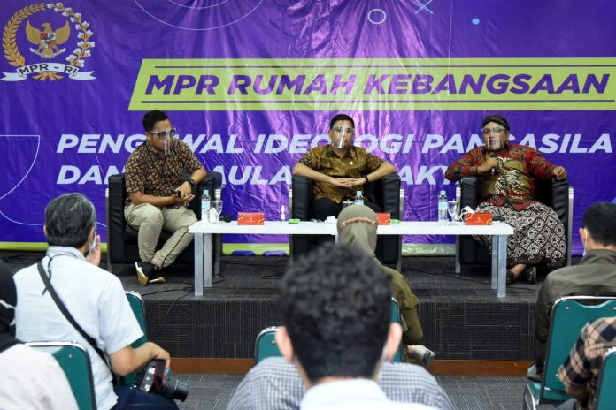 Bramantyo Suwondo bersama Muchamad Nabil dalam diskusi Empat Pilar MPR