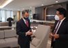 Bertemu CEO Dubai Islamic Bank, Potensi Kerjasama Internasional BSI Terbuka Direktur Utama Bank Syariah Indonesia Hery Gunardi (kanan) berbincang dengan Group Chief Executive Officer (CEO) Dubai Islamic Bank (DIB) Adnan Chilwan