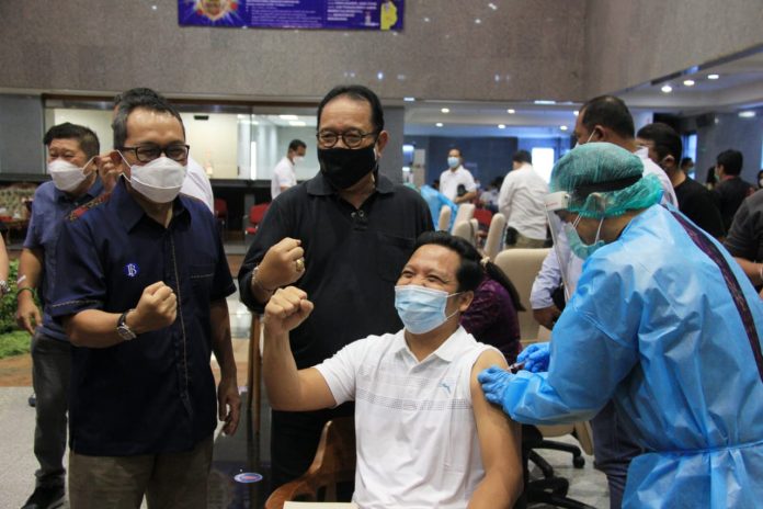 Ilustrasi Pekerja Industri Keuangan Terima Vaksin Covid-19