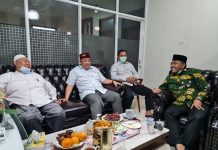 Dukung Gus Jazil Menuju PWNU DKI, Rais Syuriyah PCNU Jakpus Ingin NU Mendunia Wakil Ketua MPR Dr Jazilul Fawaid SQ MA menyerahkan cinderamata berupa buku karyanya berjudul Bahasa Politik Alquran kepada Rais Syuriyah PCNU Jakarta Pusat KH Kamaluddin didampingi Ketua PCNU Jakarta Pusat Gus Syaifuddin saat silaturahim di Kantor PCNU Jakarta Pusat, Senin (8/3/2021).