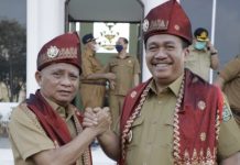 Bupati dan Wabup Asahan Dipakaikan Topi Tanjak dan Selempang