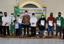 Bupati Sidoarjo Serahkan Bantuan Pendidikan Untuk Siswa MI dan SMP Raden Rahmad Balongbendo