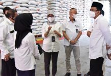 Jelang Ramadan, Gus Muhdlor Tinjau Ketersediaan Beras di Gudang Bulog