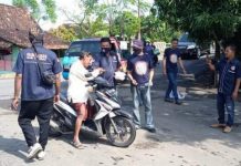 Jumat Berkah, LSM Grash Bagikan 150 Nasi Bungkus