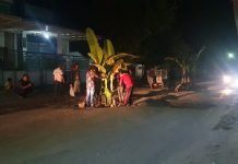Geram Tak Kunjung Diperbaiki, Warga Talang Tanam Pohon Pisang di Jalan Berlubang
