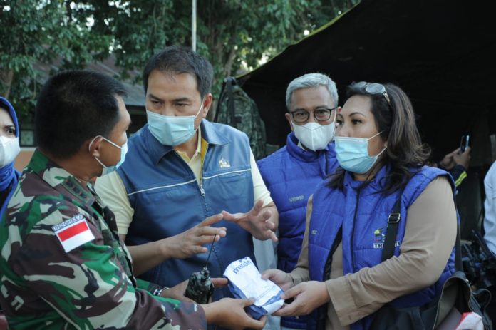 Azis Syamsuddin bersalam Relawan di Dapur Umum Obeleo, NTT
