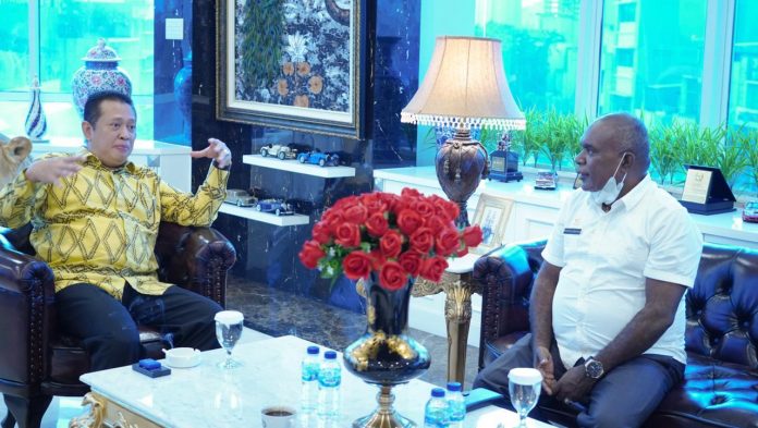 Bambang Soesatyo bersama Bupati Merauke Romanus Mbaraka