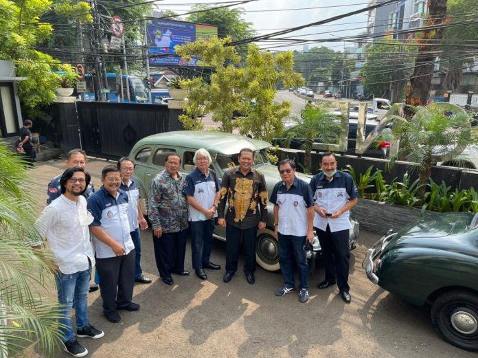 Bambang Soesatyo bersama Perkumpulan Mobil Antik Bambang Soesatyo bersama Perkumpulan Mobil Antik