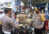 Pimpin Operasi Yustisi, Kapolres Sergai Bagikan Masker Gratis