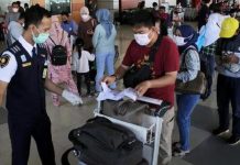 Ada Larangan Mudik, AP I Perketat Syarat Perjalanan Udara di 15 Bandara Petugas Bandara Mengecek Dokumen Kelengakapan Penumpang