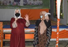 Bupati dan Wabup Musi Rawas Serahkan Bantuan Uang dan Ambal Masjid