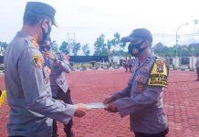 Berdedikasi Tinggi, Kapolres Bintan Hadiahi Aipda Zulfandri Piagam