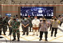 Cek Vaksinasi Massal di Bandung, Panglima TNI dan Kapolri Ingatkan soal Prokes