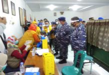 Tekan Penyebaran Covid-19, TNI AL Adakan Vaksinasi di Desa Blanakan
