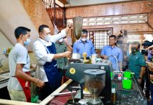 Kunjungi Kedai Kopi Saring Aceh Legend Solong Ulee Kareng, Bamsoet Coba Profesi Barista Tradisional