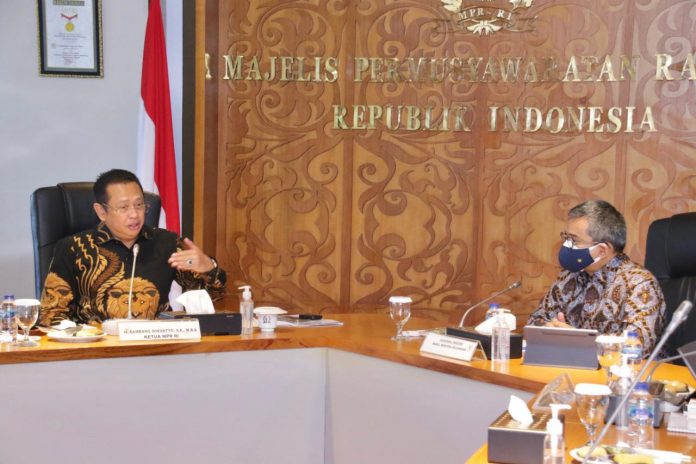 Bambang Soesatyo berdiskusi bersama Suahasil Nazara