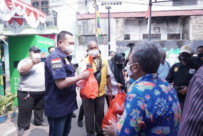 Bambang Soesatyo bersama Gerakan BS Memberikan Paket Sembako ke Warga Tanah Abang