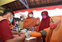 Selenggarakan Vaksinasi di Jatinegara, PKS Tegaskan Siap Berkolaborasi Melayani Rakyat Anis Byarwati Memantau Vaksinasi di Kawasan Jatinegara