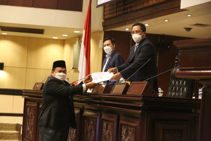 Mahyudin Menerima Laporan Aspirasi Senator dalam Sidang Paripurna Mahyudin Menerima Laporan Aspirasi Senator dalam Sidang Paripurna