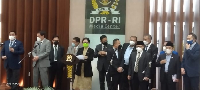 Pimpinan dan Ketua Fraksi DPR Saat Jumpa Pers