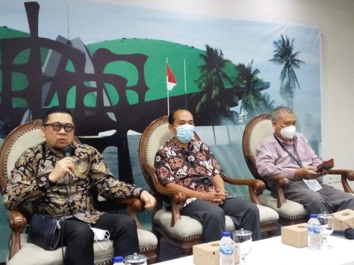 Ahmad Doli Kurnia bersama Yanuar Prihatin dan Emrus Sihombing dalam diskusi Dialektika Demokrasi di Media Center, Senayan