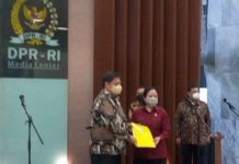 Puan Terima Pengunduran Diri Azis Syamsuddin Sebagai Pimpinan DPR Airlangga Menyerahkan Surat Pengunduran Diri Azis Syamsuddin ke Puan Maharani