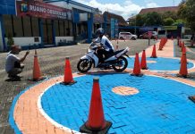 Keren! Difabel Jadi Trainer Ujian Praktik Roda 2 di Trenggalek