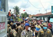 Ricuh! Pintu Masuk Ditutup, Pedagang Pasar Kaget Cekcok dengan Petugas