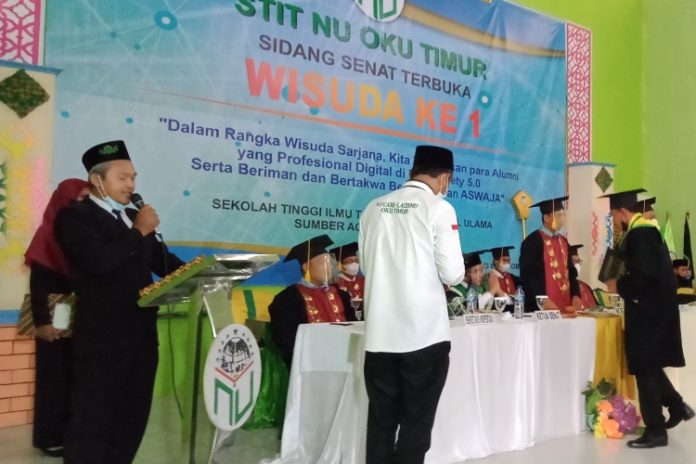 wisuda angkatan pertama