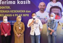 Bamsoet Berikan Sertifikat Penghargaan Kepada Nakes dan Relawan Vaksinasi Covid-19 Bambang Soesatyo Menyerahkan Sertifikat Penghargaan kepada Kepala Nakes dan Relawan Vaksinasi Covid-19