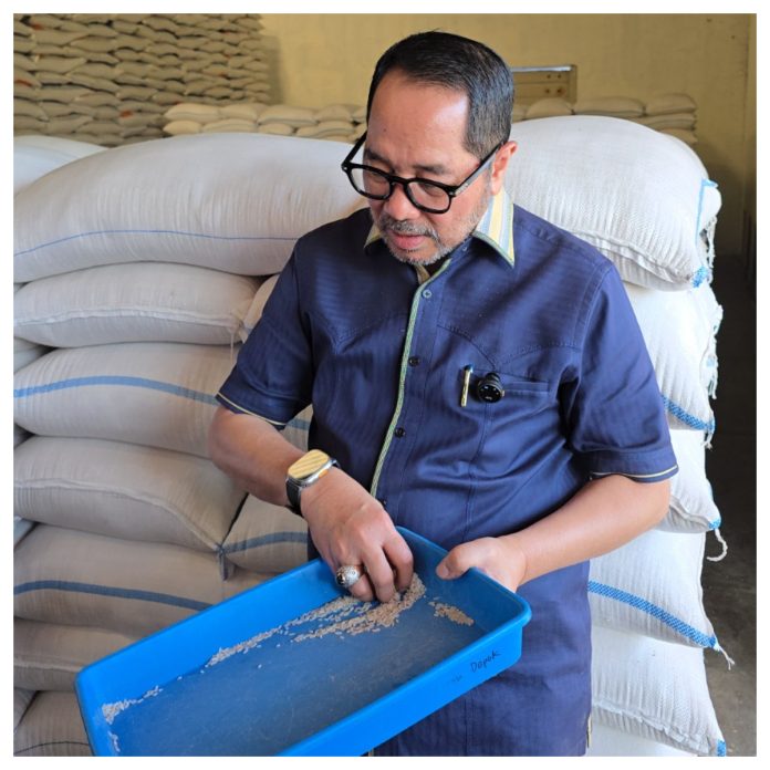 Anggota Komisi IV DPR Melakukan Sidak Mengecek keadaan beras di Gudang Bulog di Pati