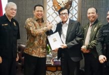 Bamsoet Serahkan Naskah Akademik PP Penggunaan Senpi Beladiri Sipil Non-Organik TNI/Polri kepada Kemenkumham